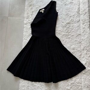 Michael Kors Dress Med Fit
Flare Sleeveless One Shoulder Knit black. Size XS